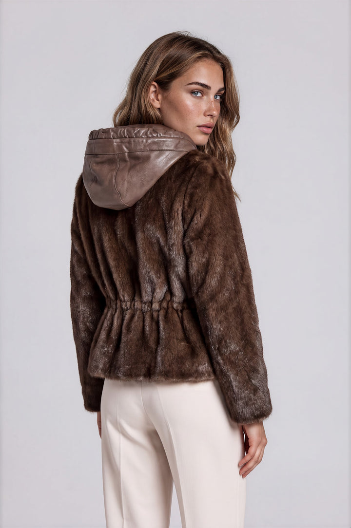 Kahverengi belden büzgülü tüylü ceket, arkadan görünüm, kapüşon – Andre Garen