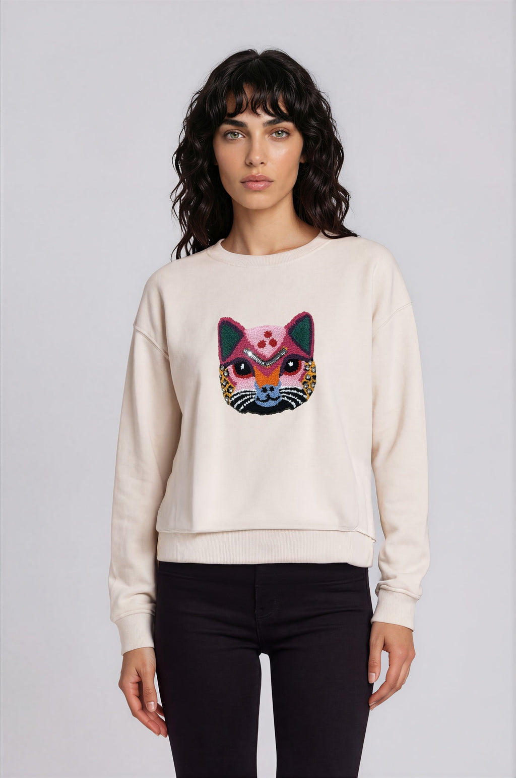 Krem kedi işlemeli sweatshirt, önden görünüm – Andre Garen