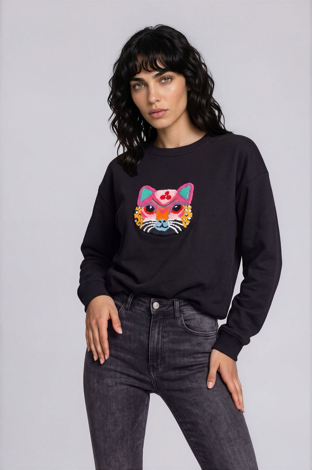 Siyah kedi işlemeli sweatshirt, önden görünüm – Andre Garen
